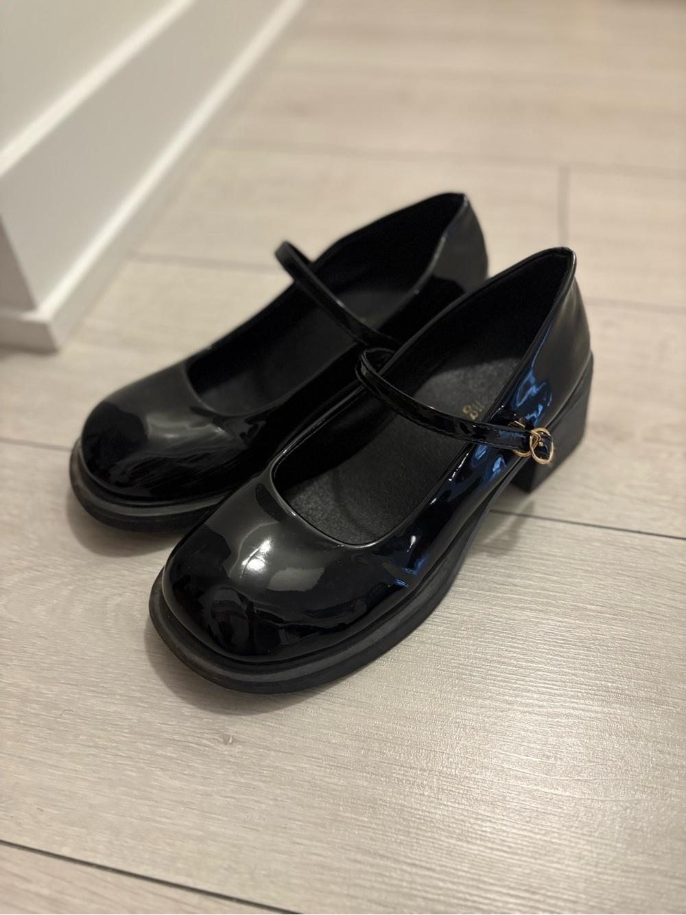 Womenโs Black Patent Mary Jane Dress Shoes